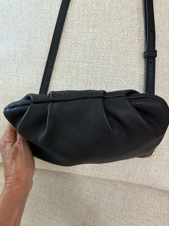 Marc Jacobs EUC Black Leather Classic Q
Percy Crossbody bag. - Picture 4 of 14